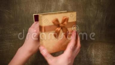 礼品包装。 女人手准备礼物，<strong>惊喜</strong>和包装<strong>礼盒</strong>。 上景。 圣诞节和新年的概念。